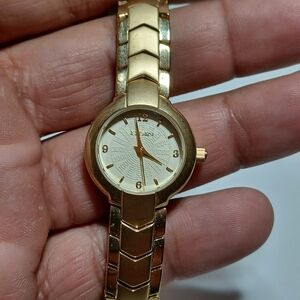Elgin Women's EG386 Quartz Stainless Steel Wristwatch Gold Tone Ticking L7 shows